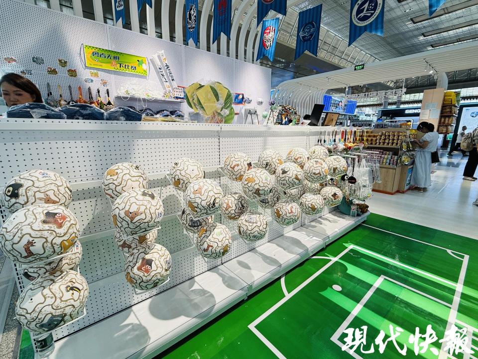 品集中亮相, 商店产品挖