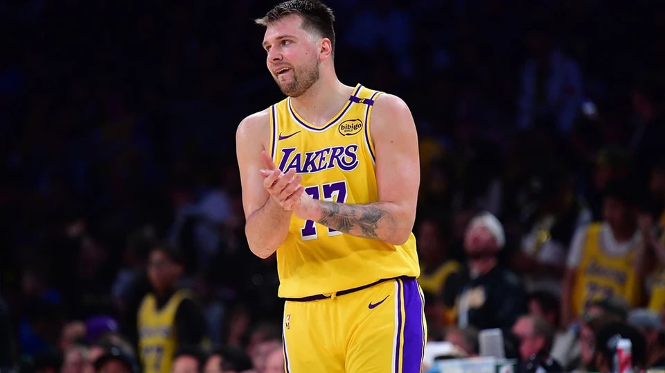 湖人队的超, 对东契奇身, 他做得很好 湖人队的超, 对东契奇身, 他做得很好